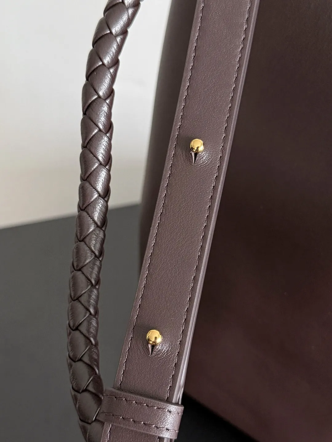 Batch 2660 BOTTEGA VENETA2025 new Andiamo bucket bag. This bag is made of silky calf leather🐂, with Intrecciato woven internal pockets, unique and eye-catching! The simple and smooth bucket bag shape is classic and versatile. Whether it is paired with a simple basic style or a fashionable personality, it can be adapted to 💯 and easily enhance the fashion sense of the overall look ~ The golden rope knot 🪢 is embellished with woven highlights and the scent of osmanthus in the wind, announcing the message of autumn✉️ When buying a bag, you must look for three things: 🎨Appearance is justice 🧵Excellent craftsmanship 👜Practice Style number: 844169 Size: 24*34*12cm